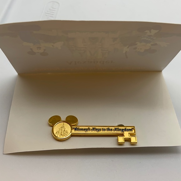 Disney Magic Kingdom Castle Disney's Keys to the Kingdom Gold Tone Key Lapel Pin - Picture 2 of 11